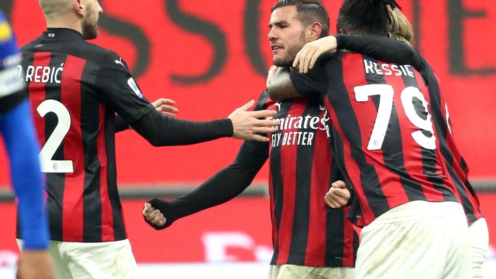 Theo Hernández celebra un gol con el Milan