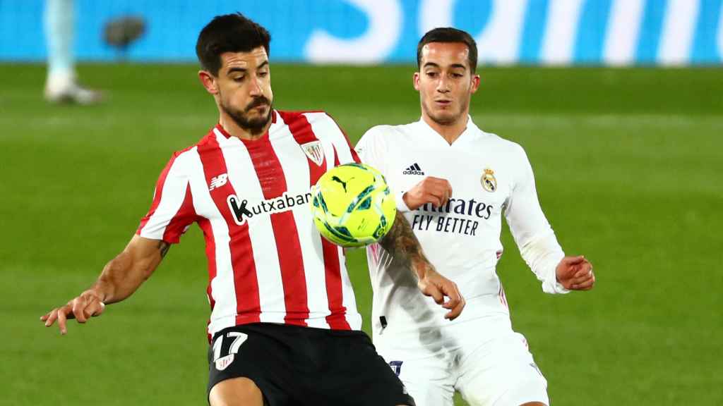 Lucas Vázquez en acción con Yuri Berchiche, durante el Real Madrid - Athletic de La Liga