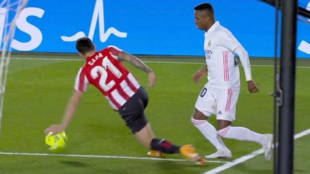 Vinicius pide mano de Ander Capa en el área del Athletic Club