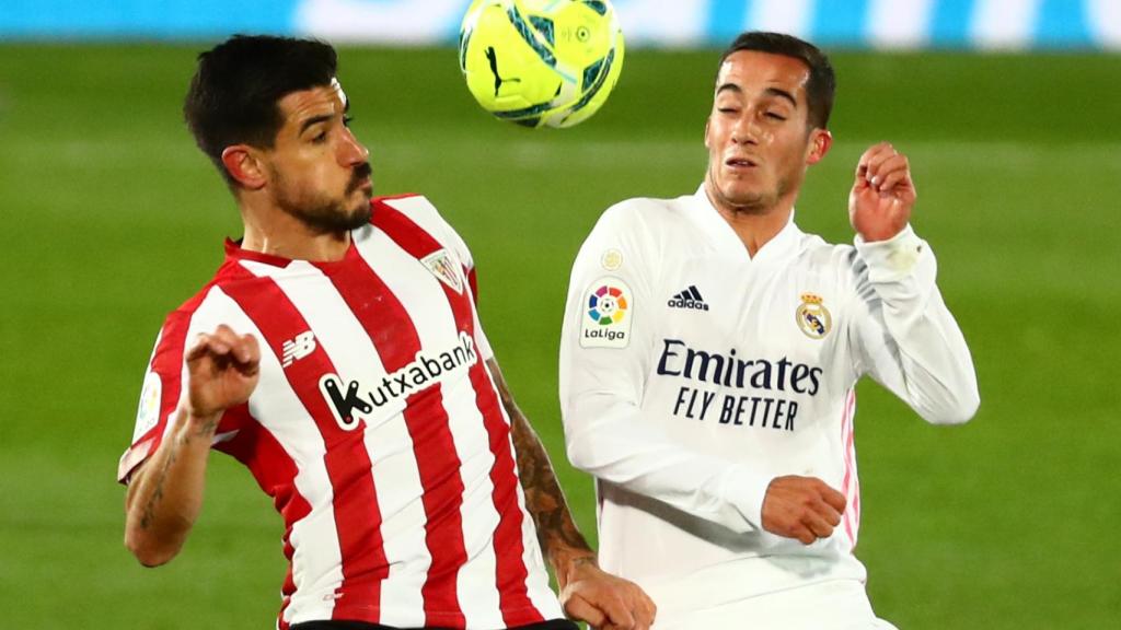 Yuri Berchiche y Lucas Vázquez se disputan un balón