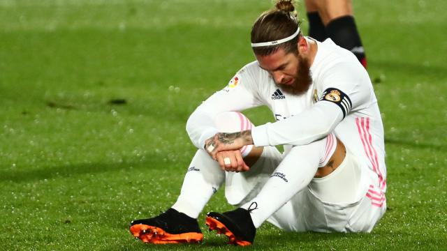 Sergio Ramos, sentado en el césped