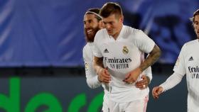 Sergio Ramos felicita a Toni Kroos por su gol en el Real Madrid - Athletic de La Liga