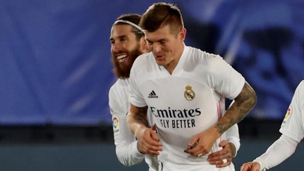 Sergio Ramos felicita a Toni Kroos por su gol en el Real Madrid - Athletic de La Liga