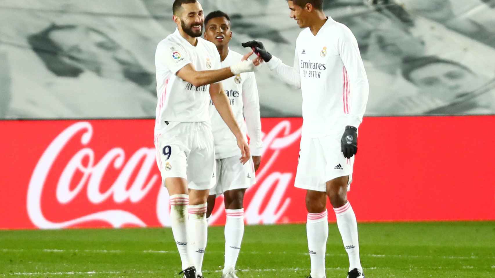 Benzema celebra con Varane su segundo gol en el Real Madrid - Athletic