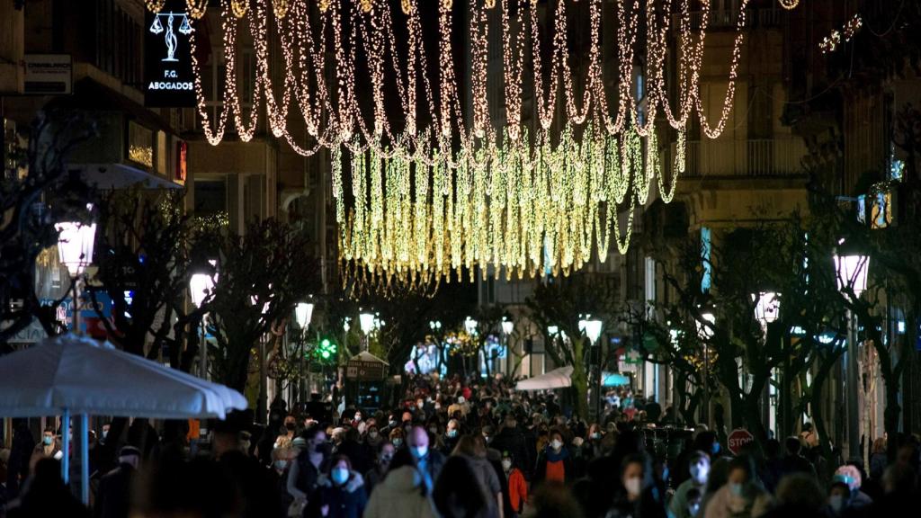 Vista del alumbrado navideño en la ciudad gallega de Orense este viernes.