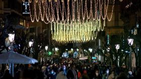 Vista del alumbrado navideño en la ciudad gallega de Orense este viernes.