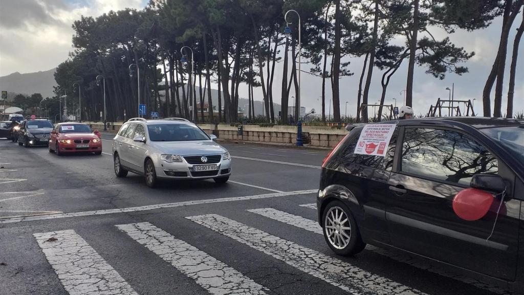 Caravana de coches convocada por el sector hostelero y del ocio nocturno en Vigo hace unas semanas.