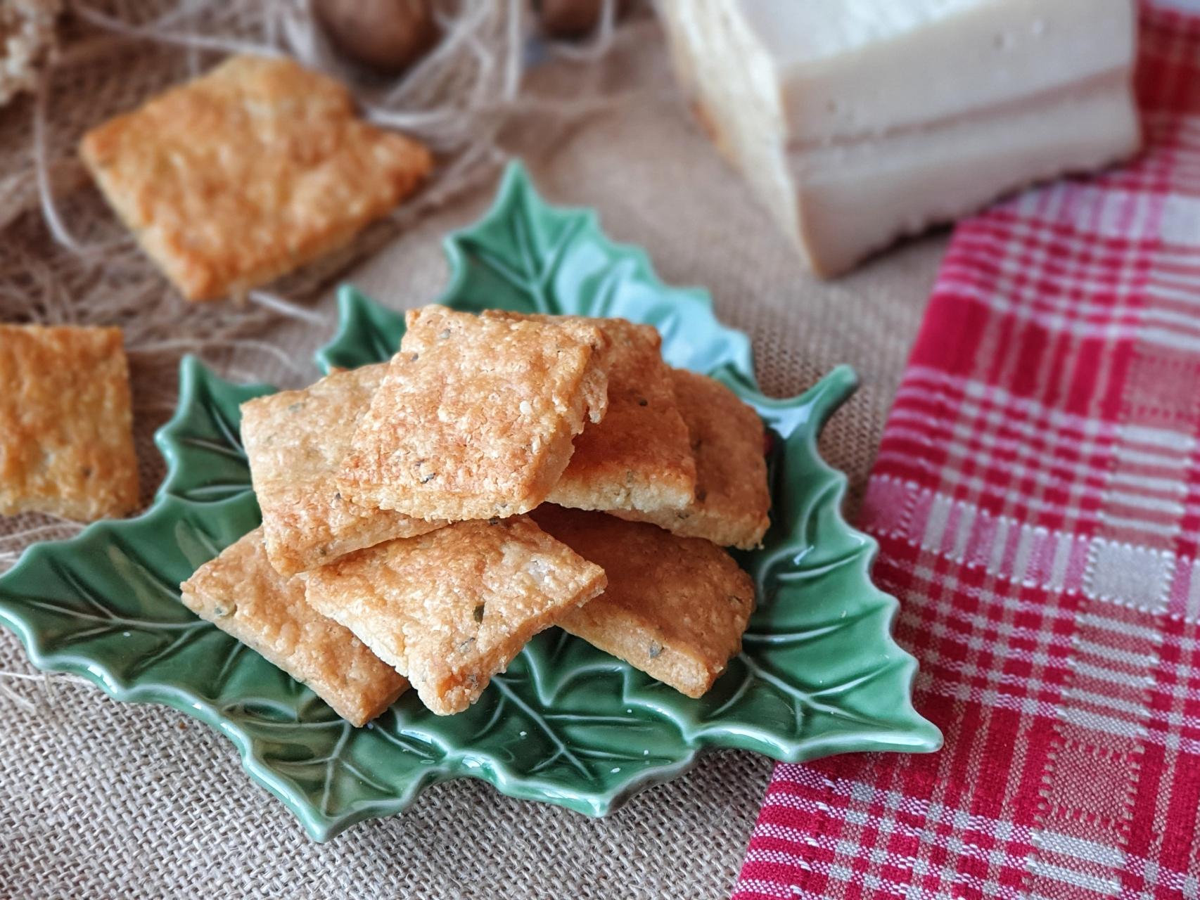 Galletas de queso saladas tipo crackers, receta fácil para picotear