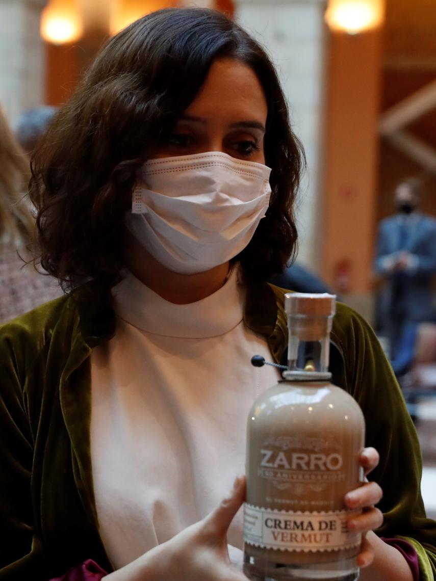 Díaz Ayuso, en una imagen con una botella de crema de vermut de la marca Zarro.