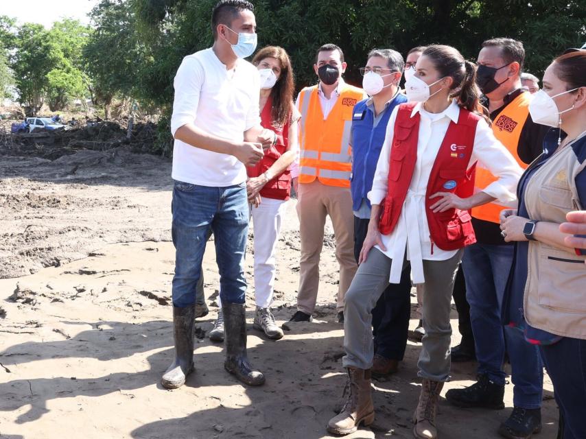 Encuentro de la Reina con alumnos del Centro de Educación Básica Oswaldo López de Arellano, en el que se desarrollará por parte de la cooperación un proyecto de reconstrucción y transformación educativa.