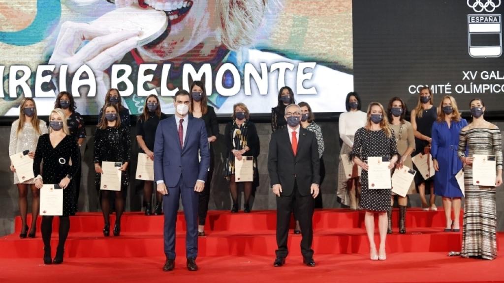 Pedro Sánchez, Alejandro Blanco y las homenajeadas en la Gala del COE