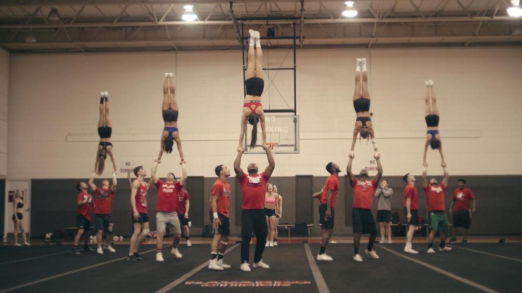 'Cheerleaders en acción' va más allá de los tópicos.