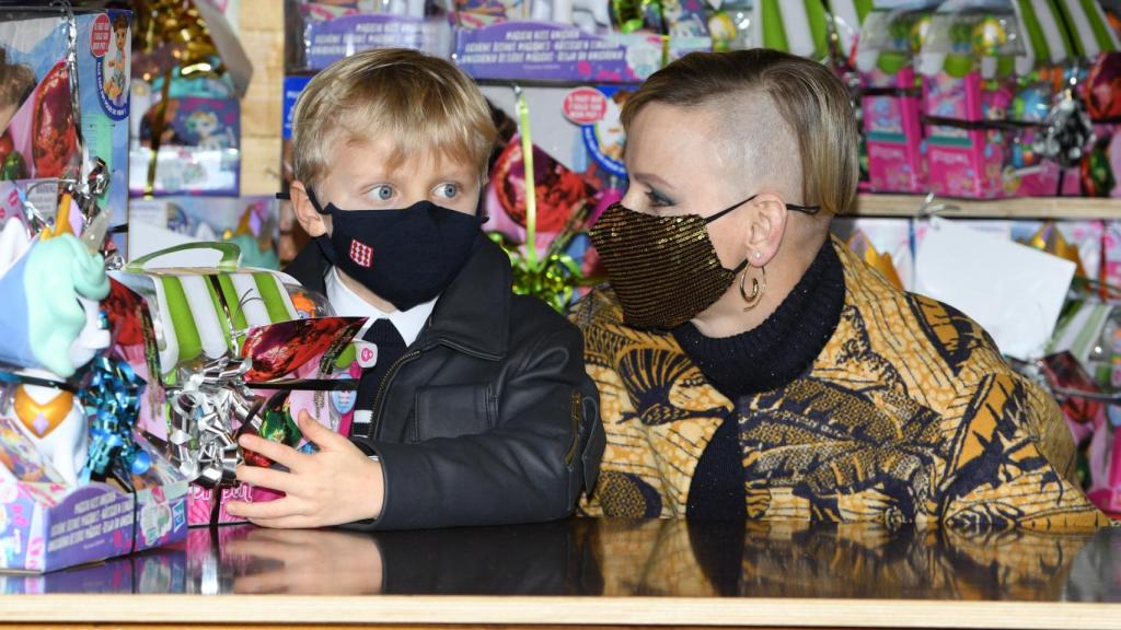 Charlene de Mónaco y su hijo Jacques, durante un evento de navidad del principado.