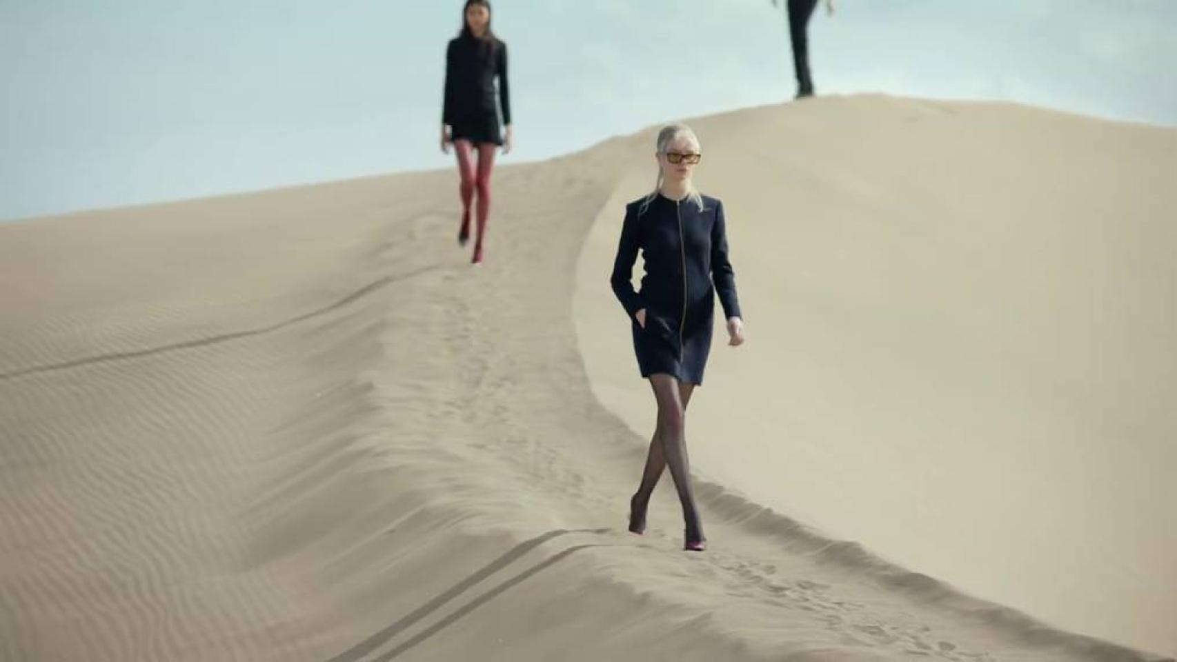 Saint Laurent cambia las pasarelas de París por el desierto