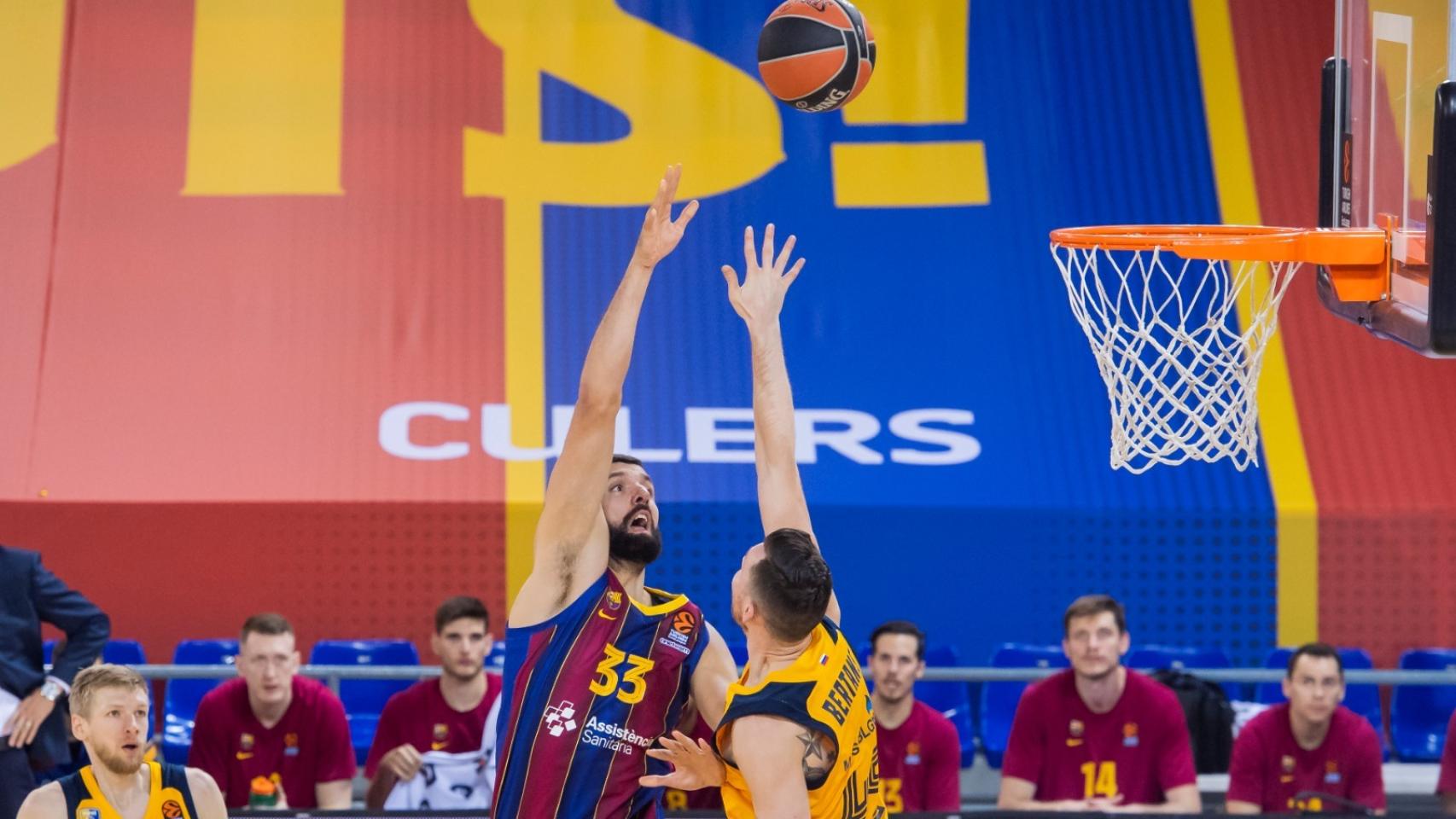 Mirotic anotando ante el Khimki