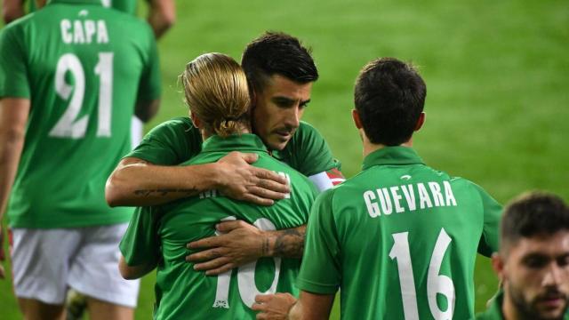 La selección vasca celebra un gol