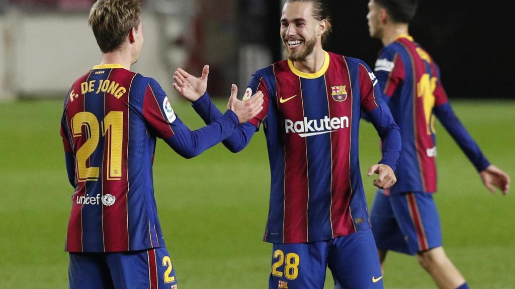Óscar Mingueza felicita a Frenkie de Jong por su gol en el Barcelona - Real Sociedad de La Liga