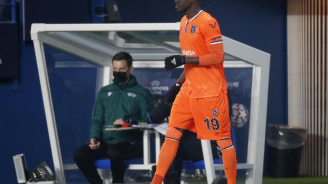 Demba Ba saliendo al campo en el PSG-Basaksehir