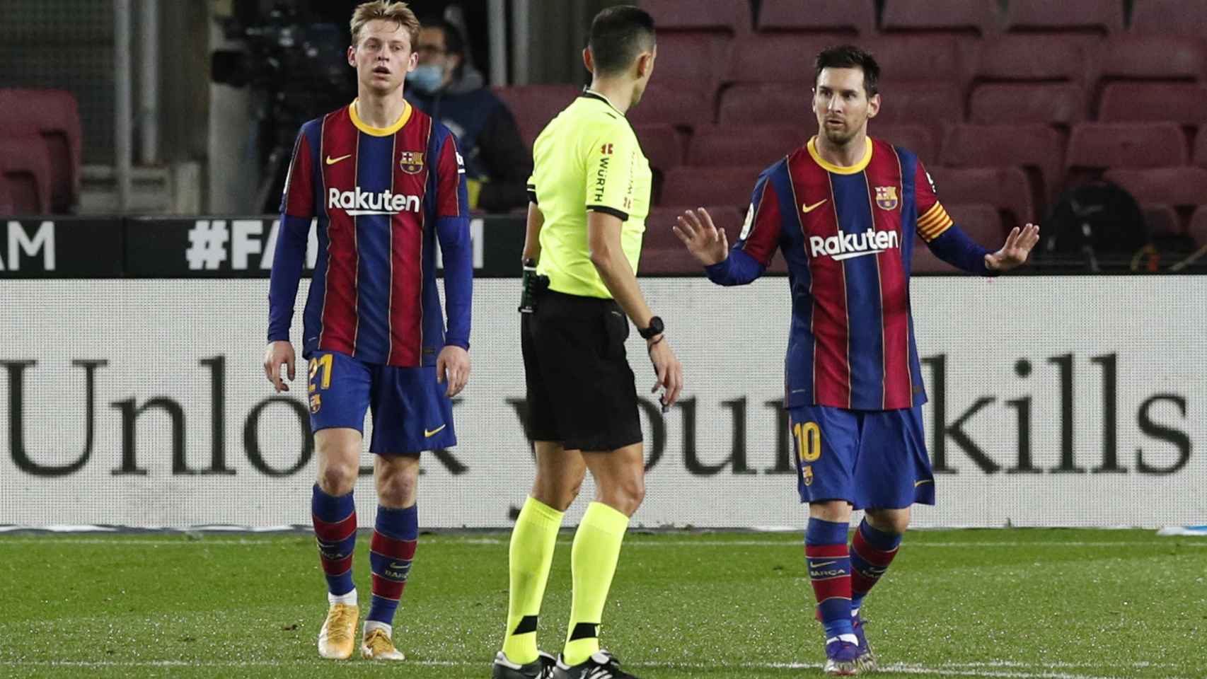 De Jong y Messi ante el árbitro Sánchez Martínez