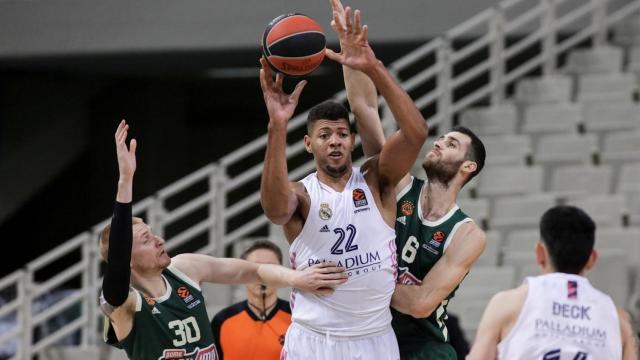 Tavares siendo defendido en el Panathinaikos - Real Madrid