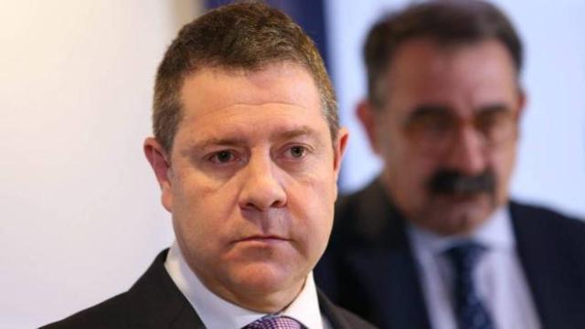 Emiliano García-Page con el consejero de Sanidad, Jesús Fernández, detrás