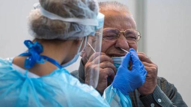 Una sanitaria realiza una prueba PCR.