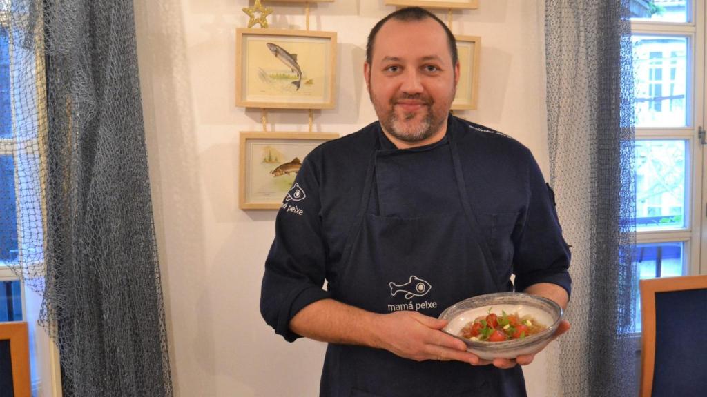 Guillermo Pérez, chef de Mamá Peixe, con uno de sus clásicos, el sashimi de sargo.