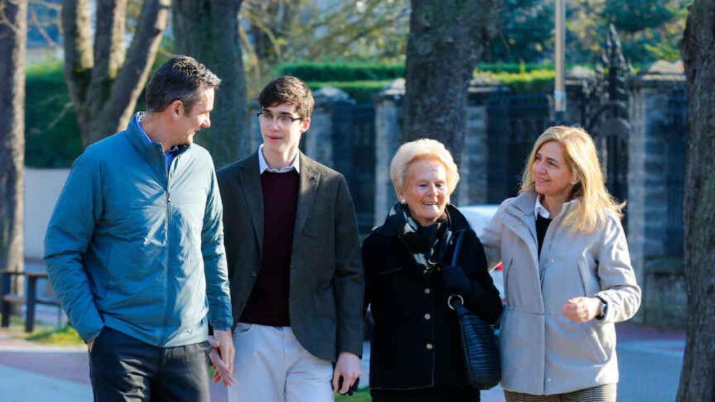 Pablo Urdangarin, el pasado invierno con su padre, su madre y su abuela en Vitoria.