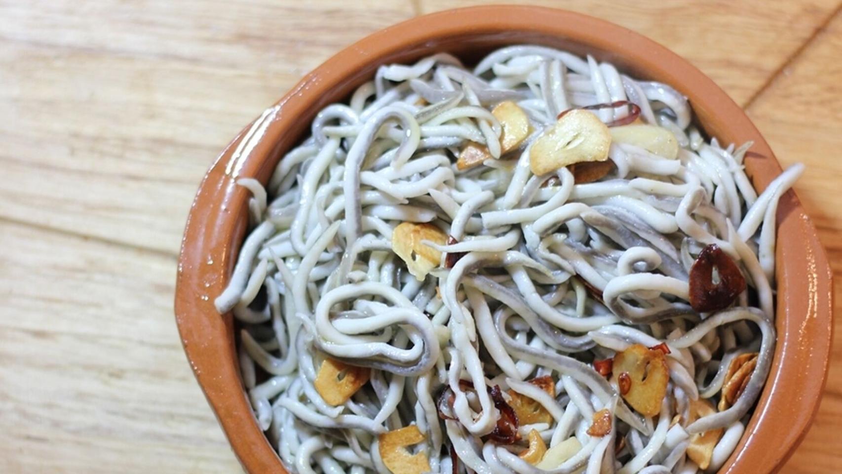 Un plato de gulas servido en cacuela de barro.