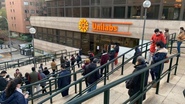 Colas de hasta dos horas para realizarse un test de antígenos en un laboratorio de Madrid.