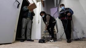 Los expertos buscando a Calderón de la Barca con georradar en los sótanos de la Parroquia de Nuestra Señora de los Dolores en Madrid.