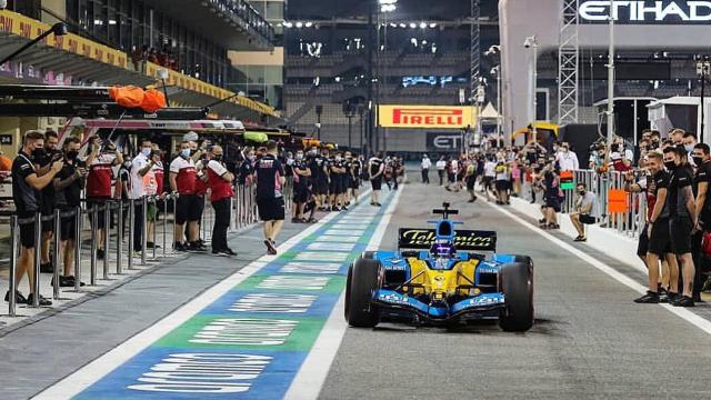 Fernando Alonso con el R25 en Abu Dhabi