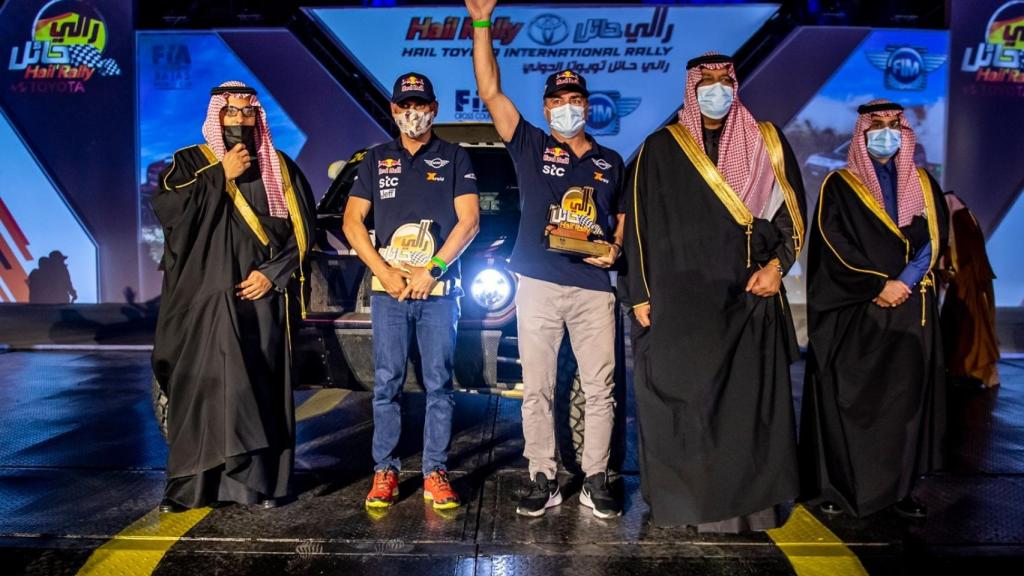 Lucas Cruz y Carlos Sainz en la ceremonia de premios de la Baja Ha'Il. Foto: Twitter (@SAMF_GOV)