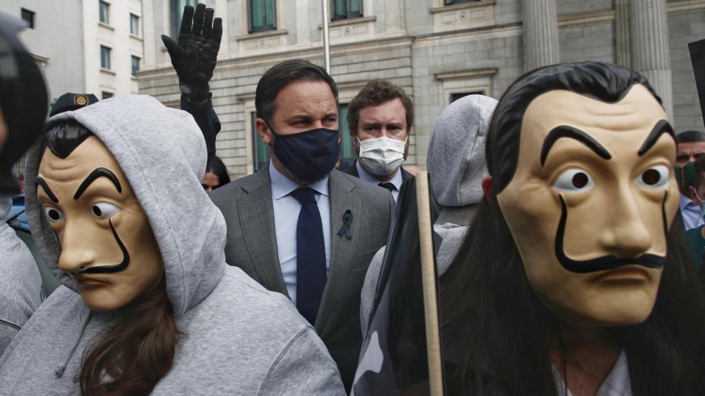 Santiago Abascal e Iván Espinosa de los Monteros se unen a Vividores para manifestarse frente al Congreso en contra de la ley de la eutanasia.