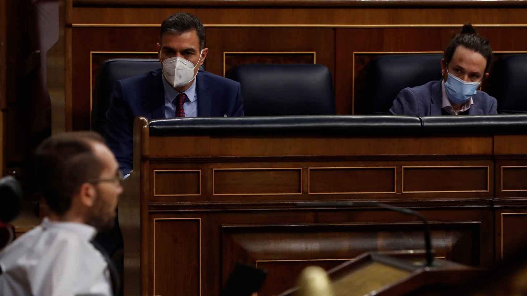 Pedro Sánchez y Pablo Iglesias escuchan una intervención de Pablo Echenique en el Congreso.