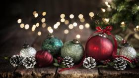 Descubre los increíbles diseños de estas bolas y figuras de Navidad para el árbol