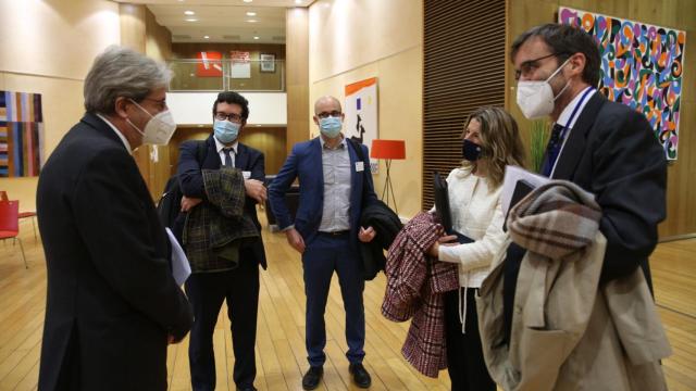 La ministra Yolanda Díaz y el comisario Paolo Gentiloni, durante su reunión este jueves en Bruselas