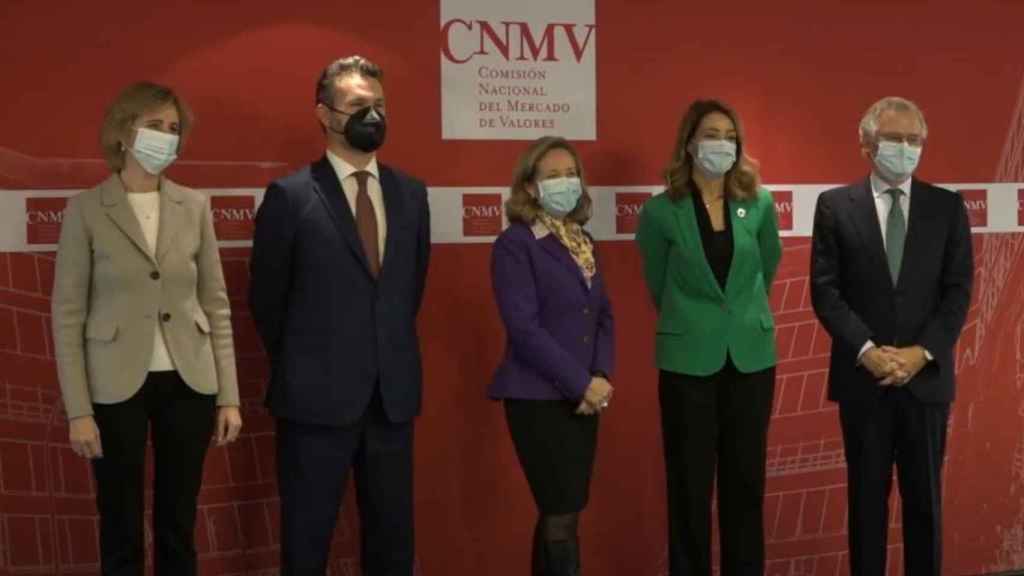 Ana Martínez-Pina, Rodrigo Buenaventura, Nadia Calviño, Montserrat Martínez y Sebastián Albella en el acto de relevo de la cúpula de la CNMV.