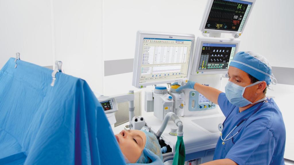 Un médico atendiendo a una paciente.