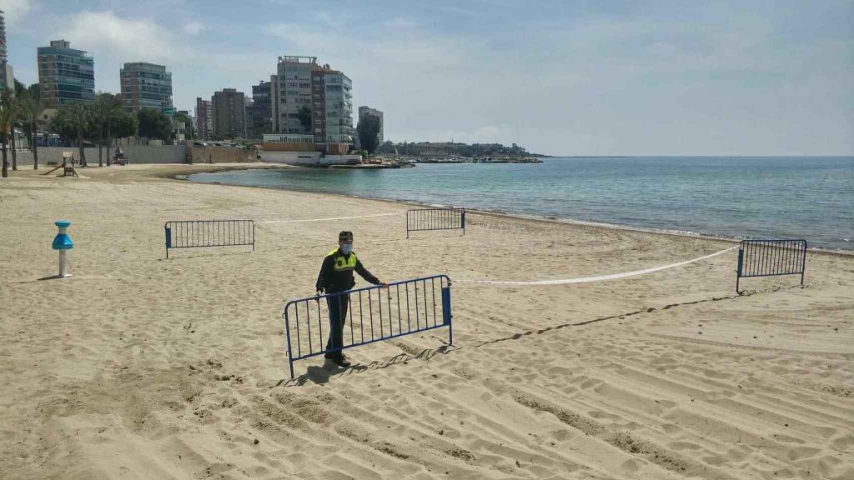 La playa Alicante, cerrada.