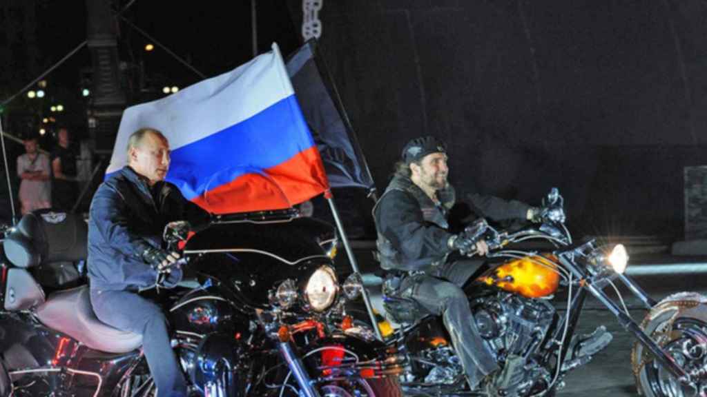 El presidente ruso Vladimir Putin junto al líder de los ‘Lobos Nocturnos Alexander Zaldostanov en una imagen de 2011.