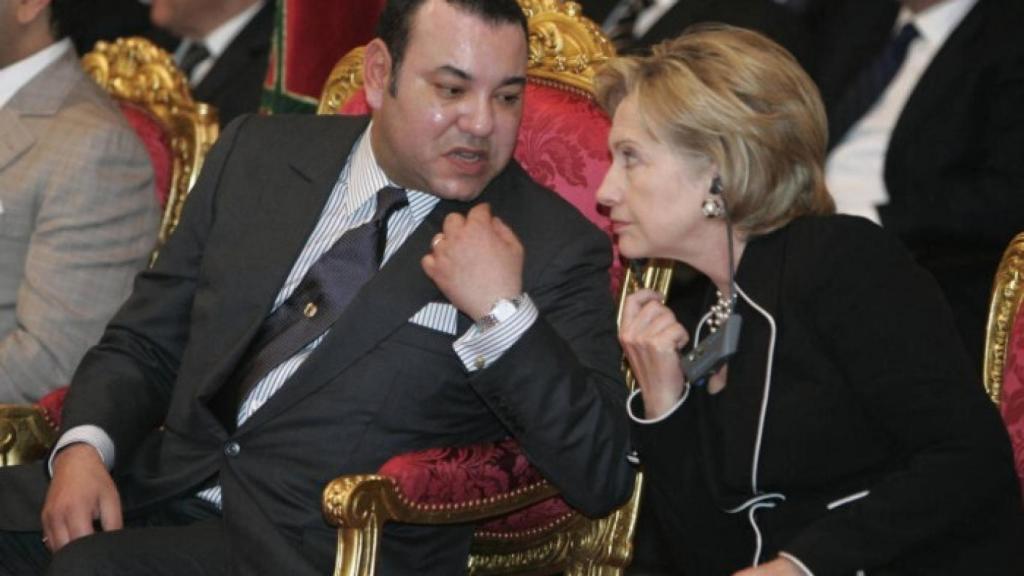 Mohamed VI habla con Hillary Clinton en Ouarzazate, en noviembre de 2009.