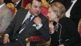 Mohamed VI habla con Hillary Clinton en Ouarzazate, en noviembre de 2009.