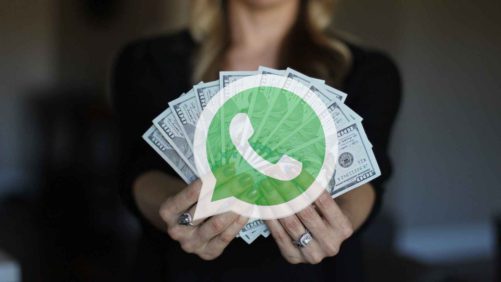 Una mujer sosteniendo billetes junto al logo de WhatsApp.