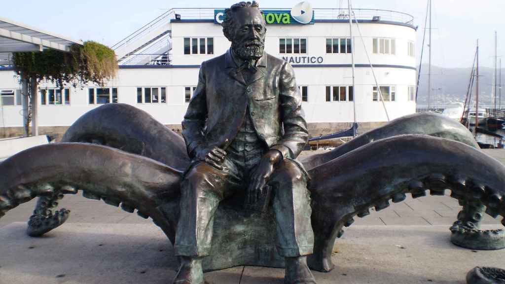 Monumento a Julio Verne en los jardines de Montero Ríos.