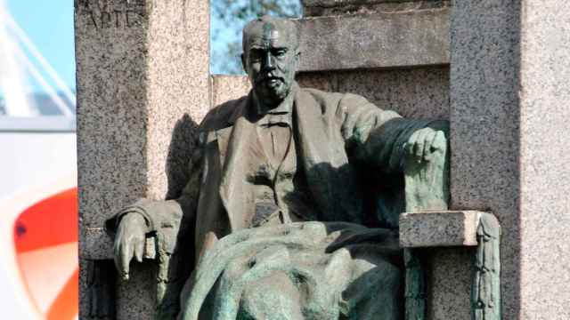 Escultura a José García Barbón en Vigo.