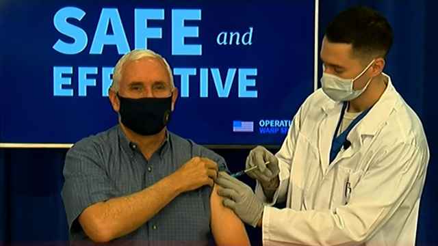 Mike Pence vacunándose contra la Covid.