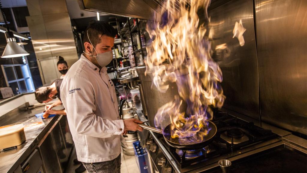 Carlos Maldonado cocina en Raíces.