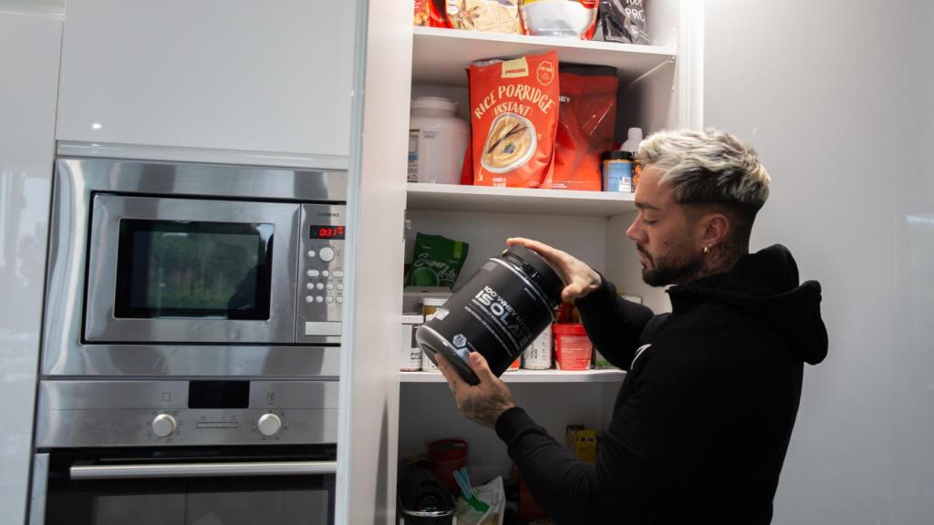 Juan Faro, con algunos de los productos que promociona.