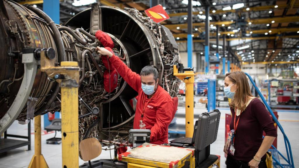 Eylo González, la directora del Taller de Motores de Iberia, habla con un operario.